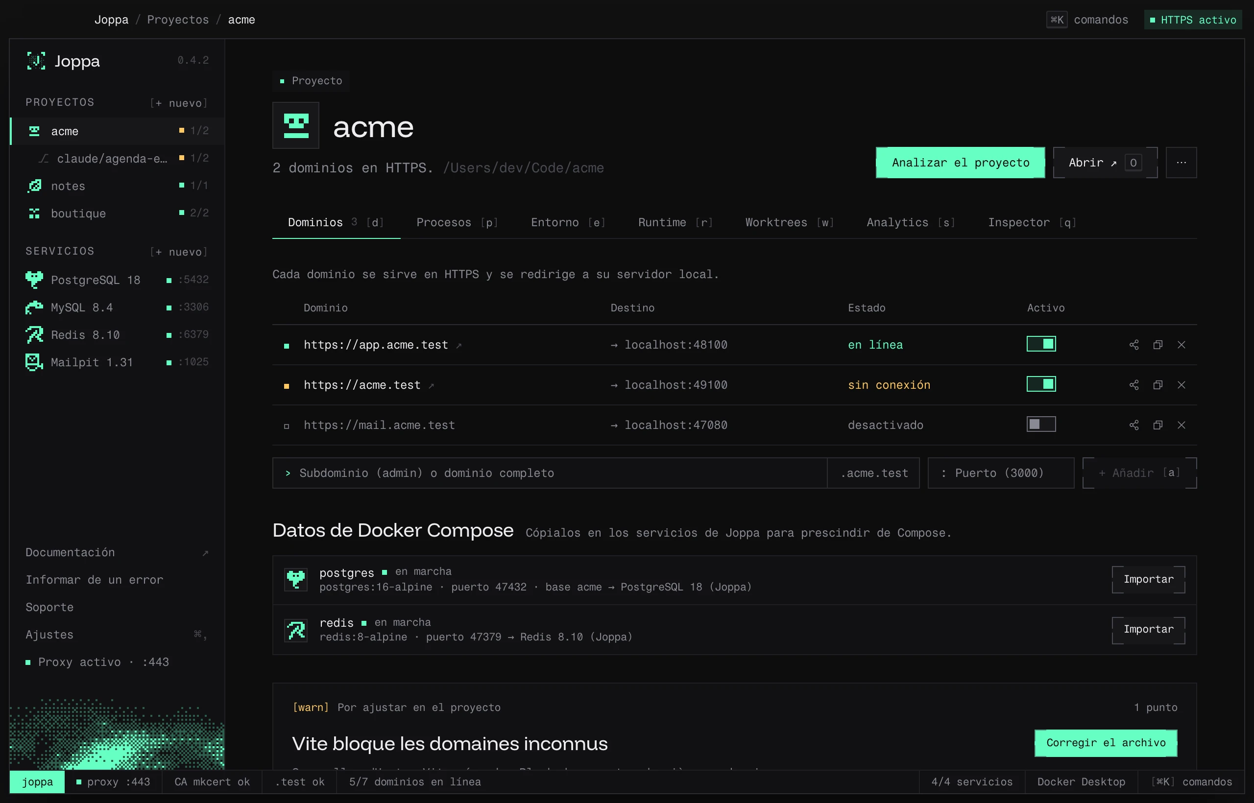 La pestaña Dominios de un proyecto, con la sección Datos de Docker Compose y un ajuste de Vite por corregir