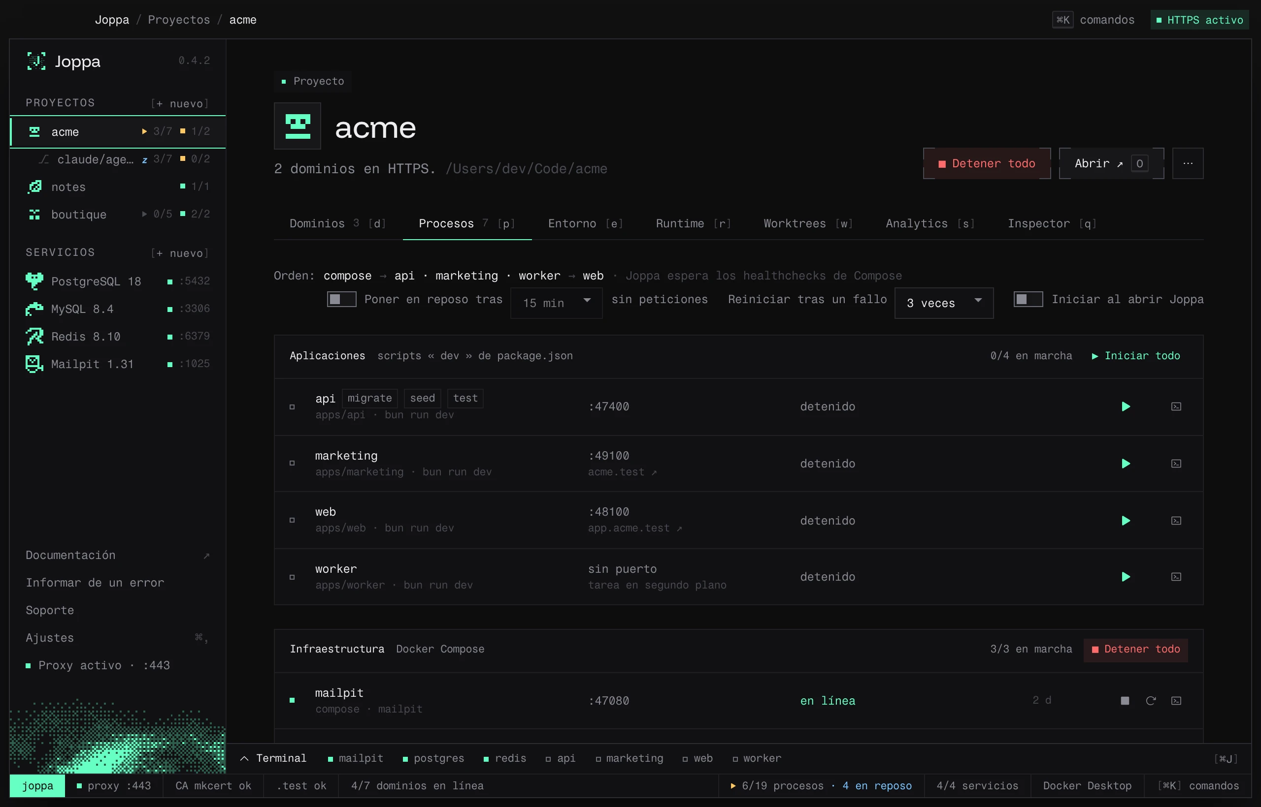 La pestaña Procesos: las aplicaciones y la infraestructura Docker Compose, con su puerto y su estado