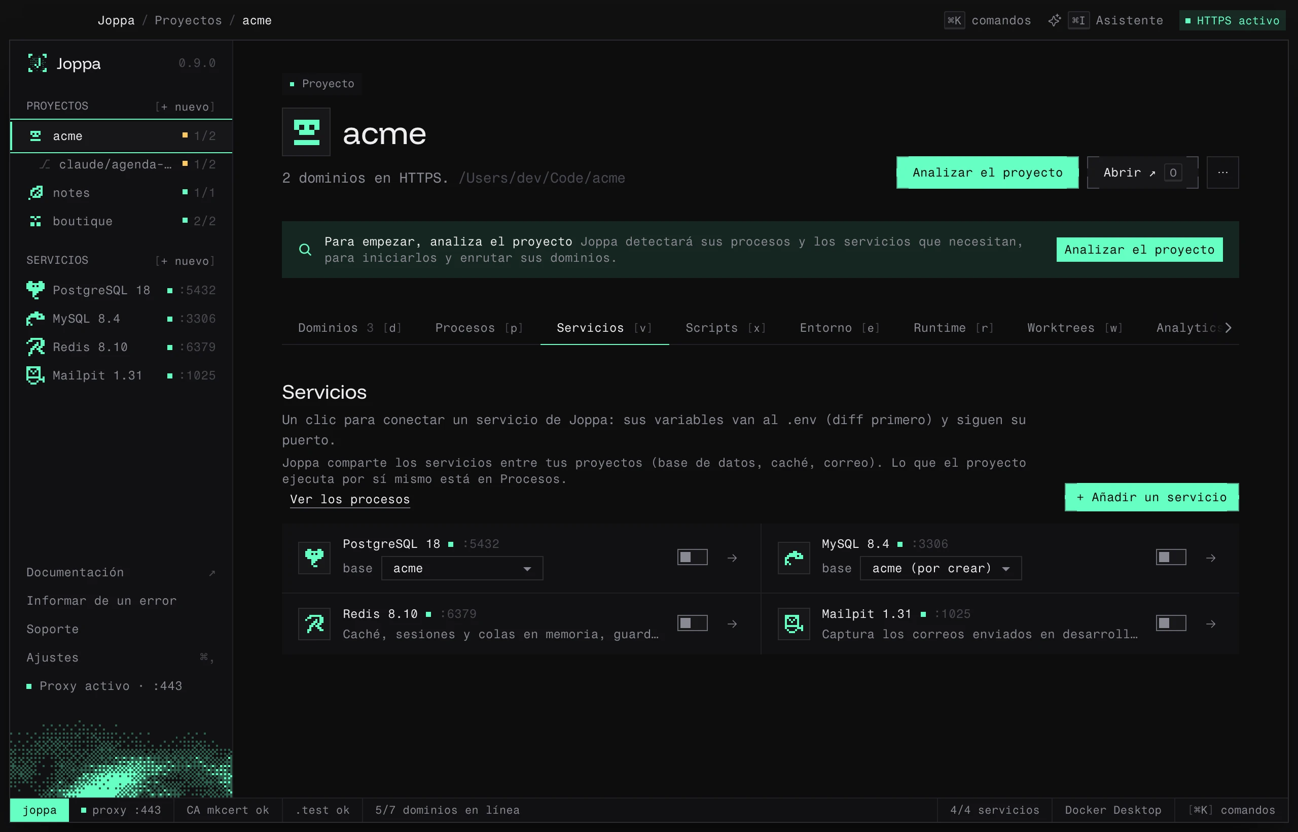 La pestaña Servicios: PostgreSQL, MySQL, Redis y Mailpit, cada uno con su interruptor